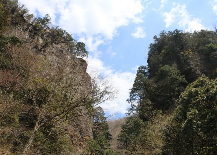 渓谷入口から2つの岩を見る