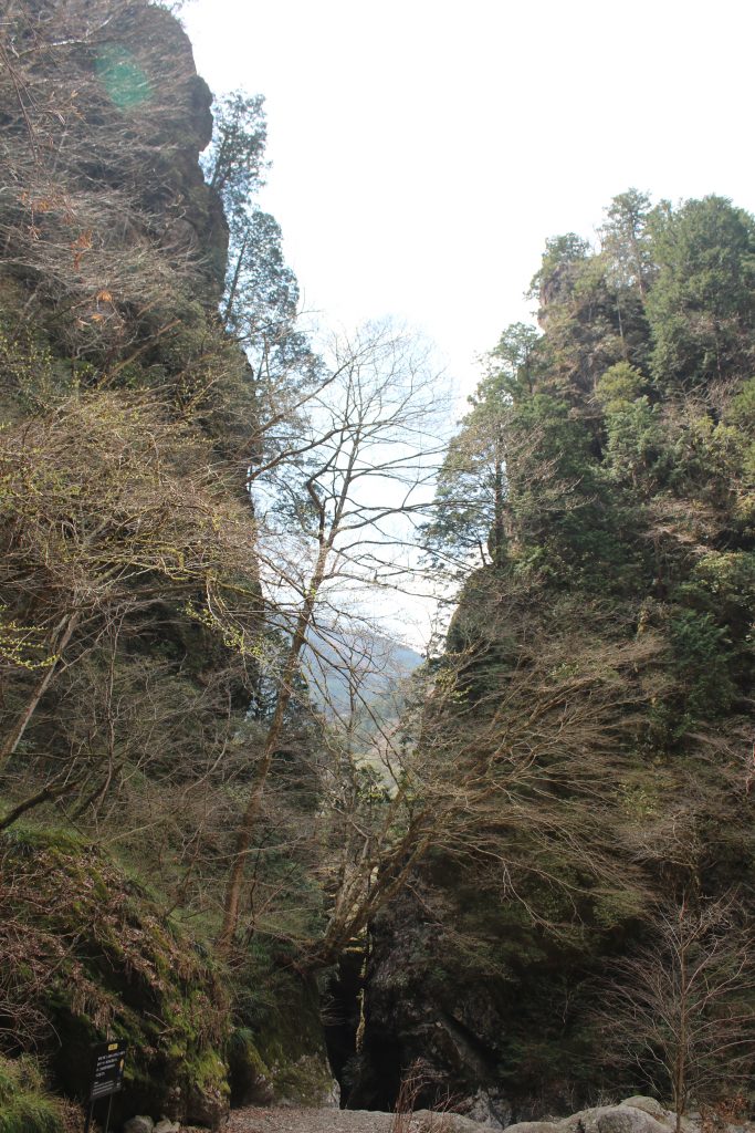 奥多摩の巨大な岩と渓谷