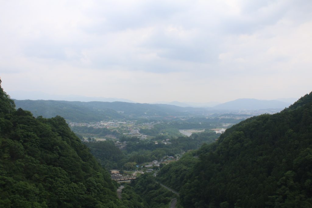 浦山ダムから市街と武尊方面を望む