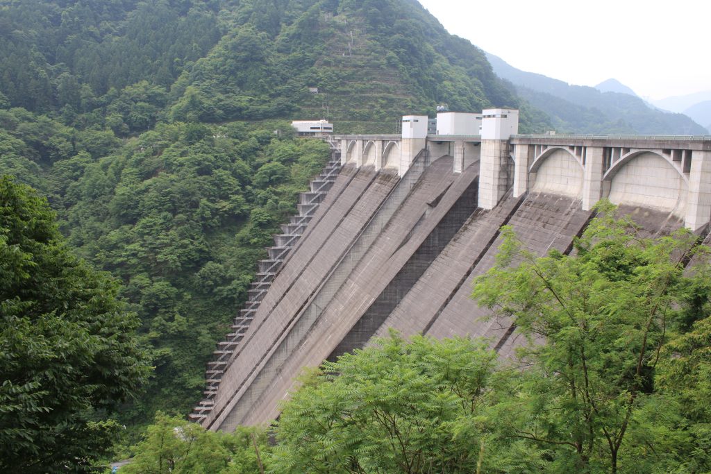 浦山ダムの堤体を側面から望む