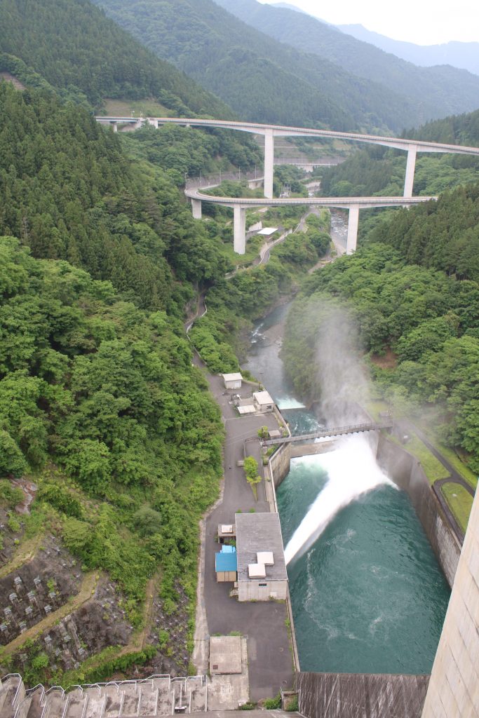 滝沢ダムからループ橋を望む