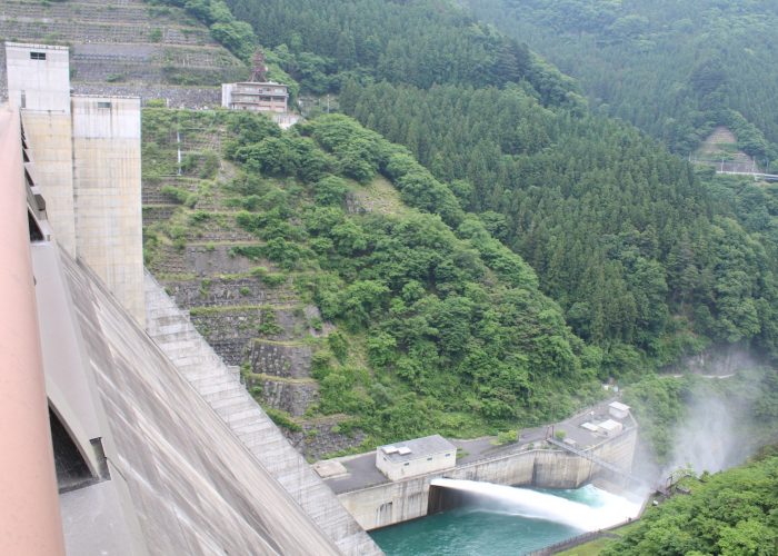 滝沢ダムの放流とつり橋