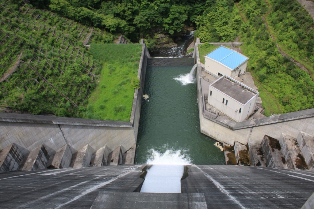 深城ダムの利水放流ゲートと常用洪水吐