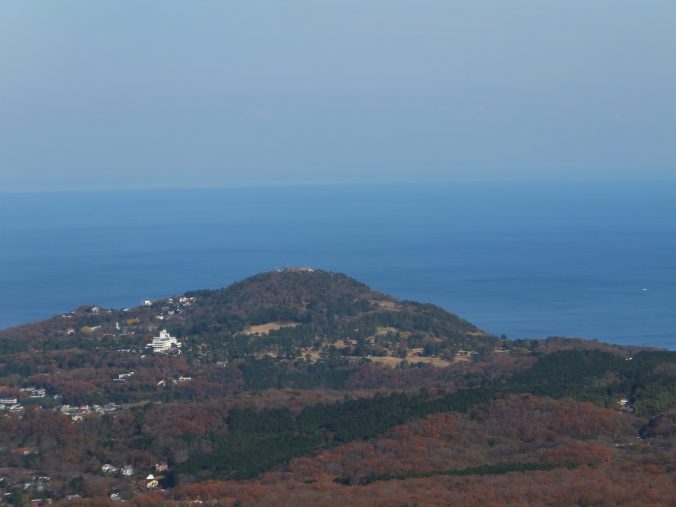 大室山から小室山を望む（2020年12月）