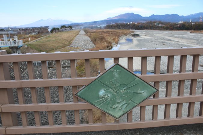 武田菱に騎馬武者の浮彫細工（2020年11月）