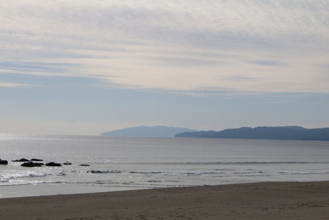 入野の浜から足摺岬を望む（2020年12月）