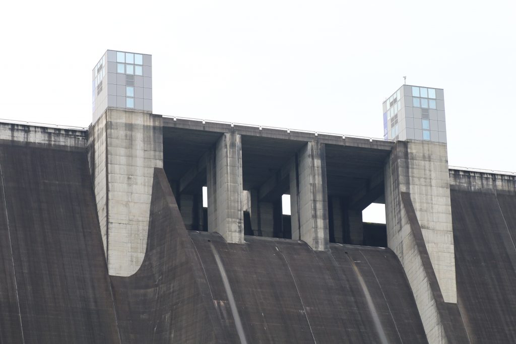宮ヶ瀬ダムの非常用洪水吐（2020年8月）