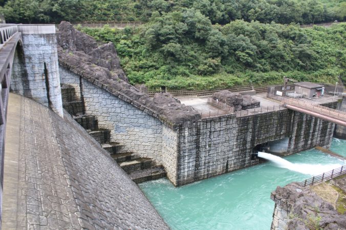 石小屋ダムの常用吐（２０２０年８月）