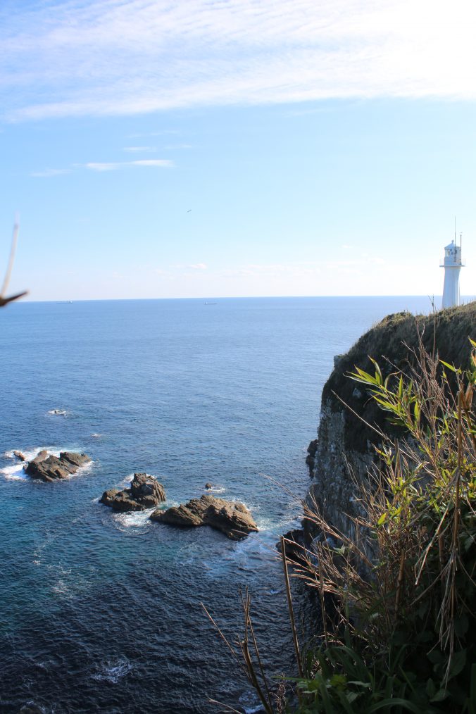 足摺岬灯台を遊歩道から望む（2020年12月）