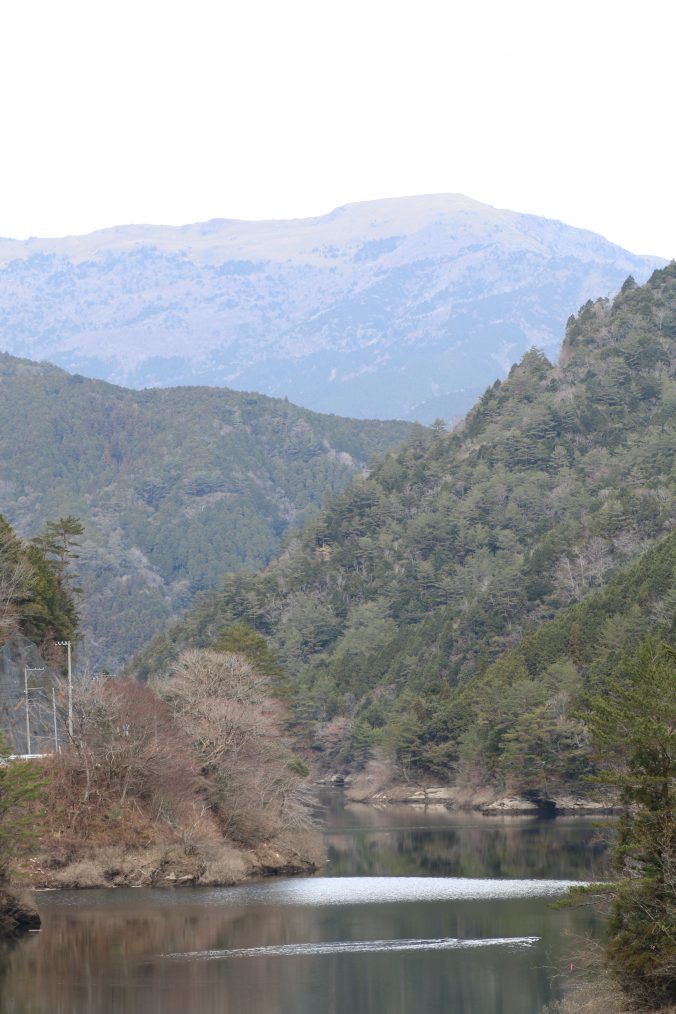 大橋貯水池から笹ヶ峰を望む（2020年12月）