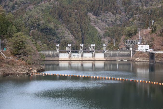 上流から大橋ダム堤体を望む（2020年12月）
