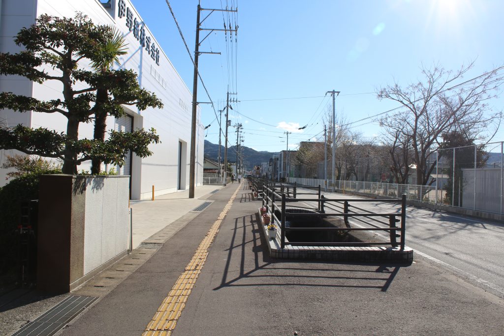 高岡第一小学校前の風景（2020年12月）