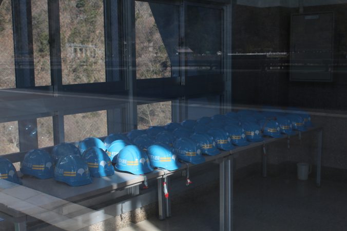 小河内ダムのヘルメット（2021年1月）