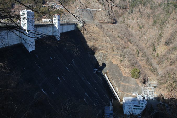 小河内ダム堤体と発電所（2021年1月）