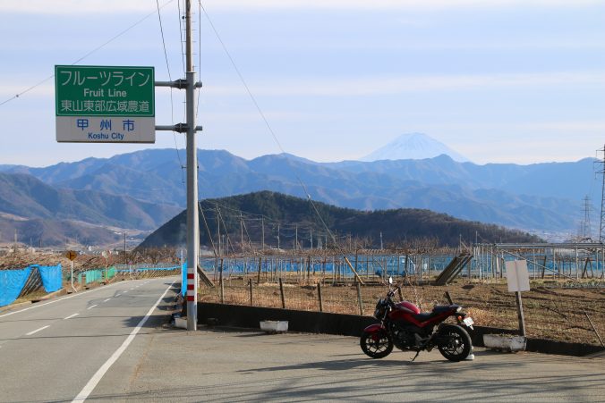 フルーツラインで富士山をバックにNC750S（2021年2月）