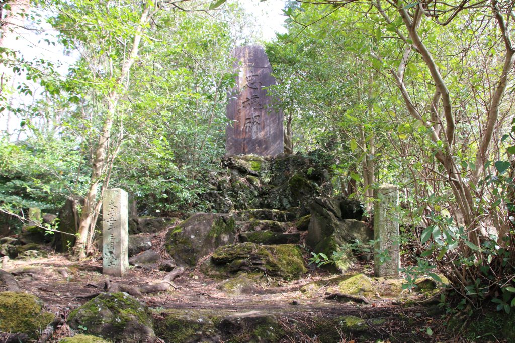 小室山公園椿園の忠魂碑（2021年3月）