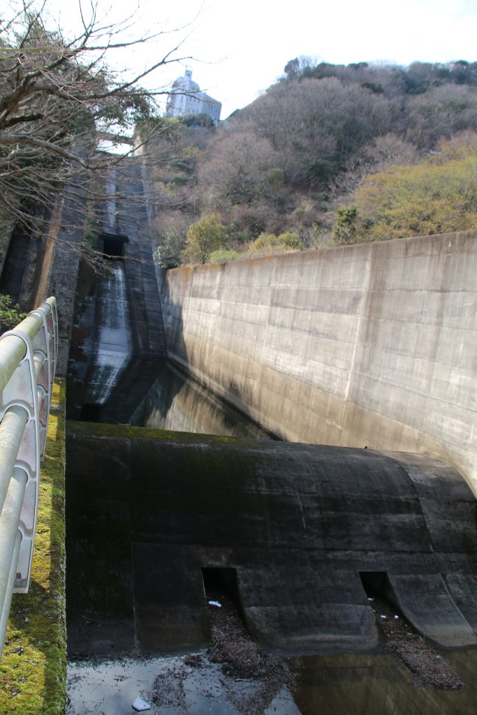奥野ダムの非常洪水吐流路下から（2021年3月）