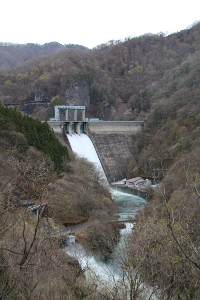 轟轟と水音を立てて藤原ダム（2021年4月）