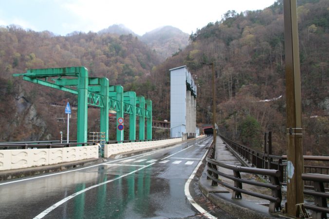 藤原ダムの天端を通る県道63号線（2021年4月）