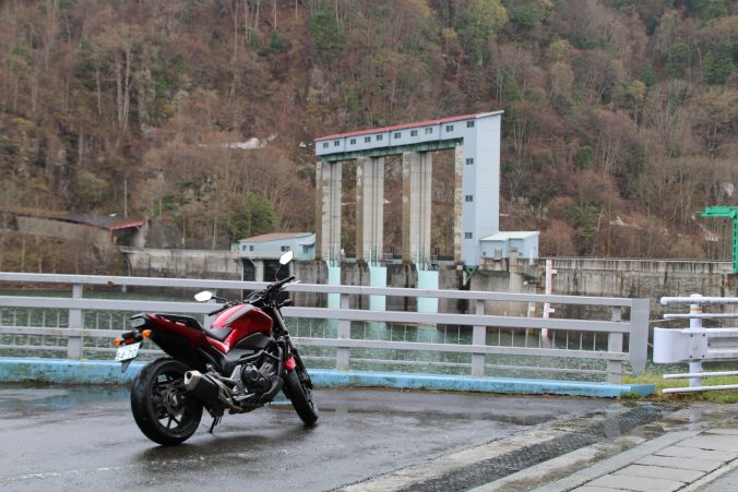 藤原ダムのゲートとNC750S（2021年4月）