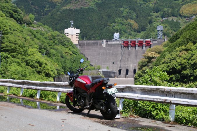 NC750Sと背景に大渡ダム（2021年5月）