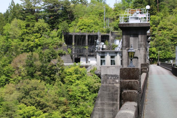 大橋堰堤のランプと天端（2021年5月）