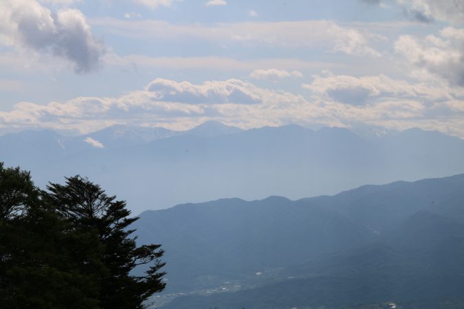 上日川峠から北岳方面を望む（2021年5月）