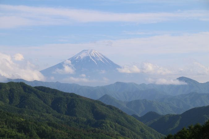 大菩薩湖奥の林道から富士山を望む（2021年5月）