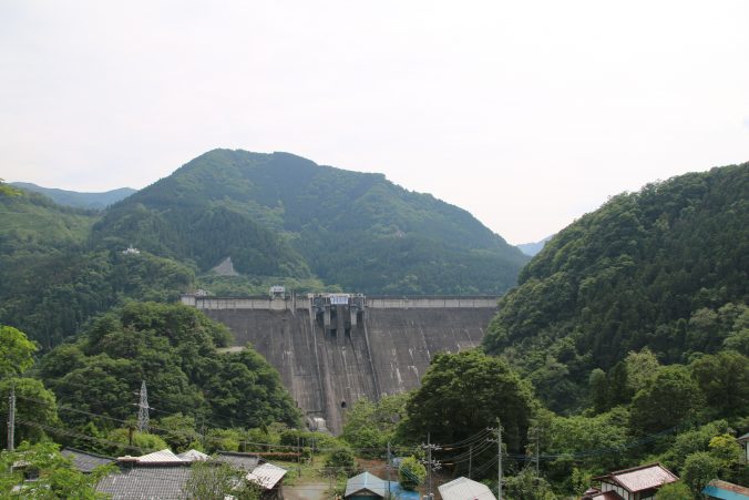 下久保ダムを下流側から望む（2021年5月）