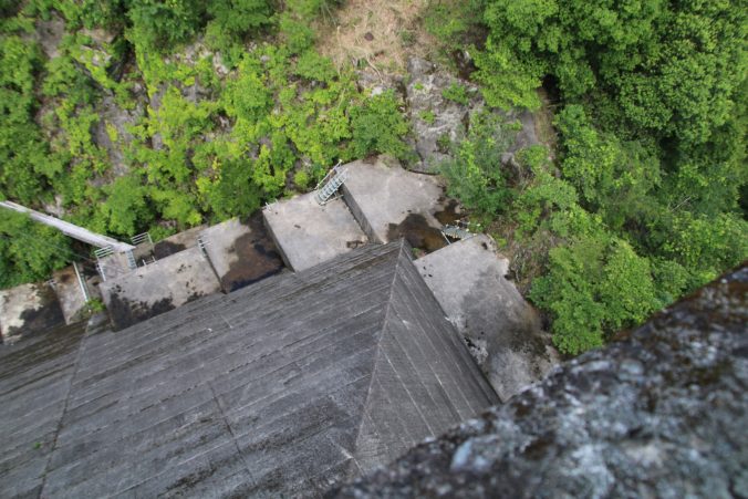 下久保ダムの角を直上から望む（2021年6月）