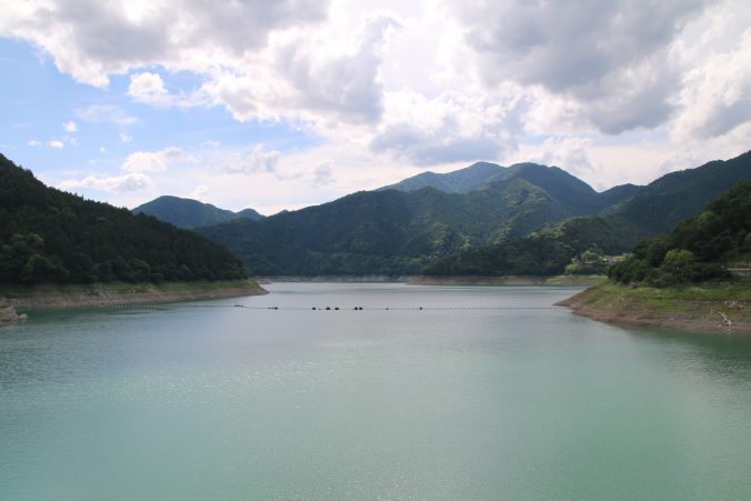 下久保ダムから神流湖を望む