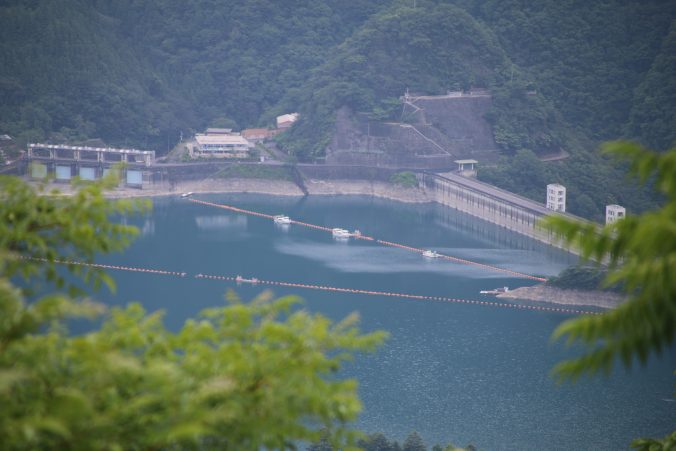 月夜見第１駐車場から小河内ダムを望む（2021年6月）