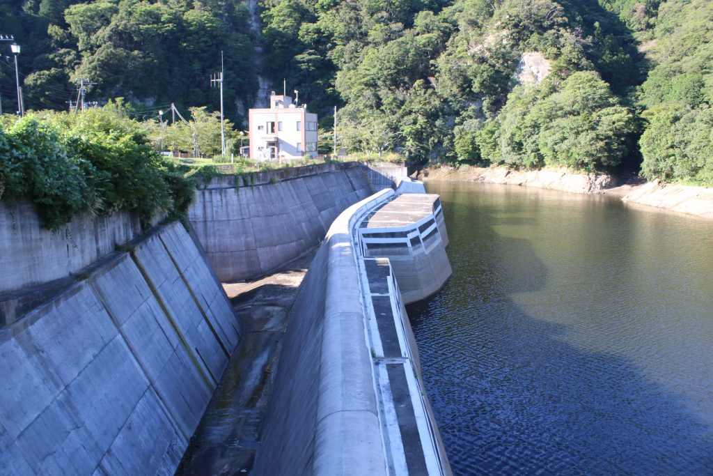 三島ダムの洪水吐（2020年8月）