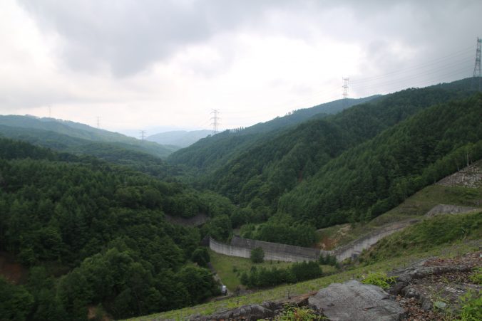 上日川ダムから下流側を望む（2021年6月）