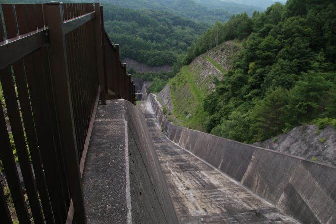 上日川ダムの洪水吐スロープ部（2021年6月）