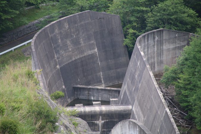 上日川ダムの洪水吐減勢工（2021年6月）