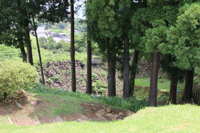 一夜城井戸曲輪への降り口（2021年7月）