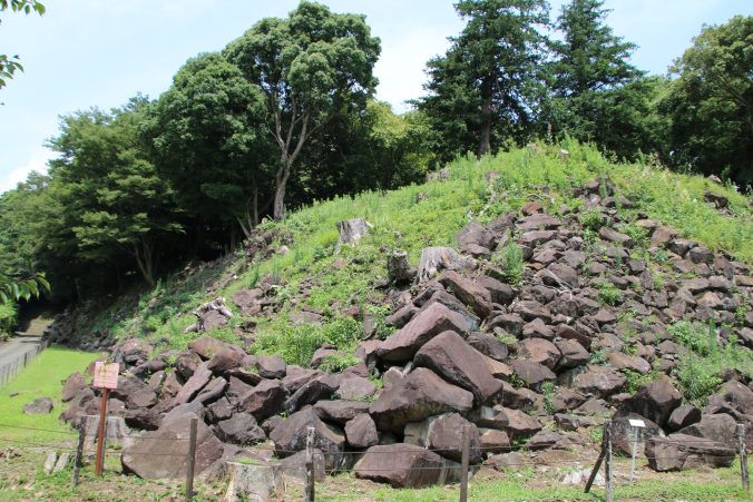 一夜城登り口の野面積み（2021年7月）