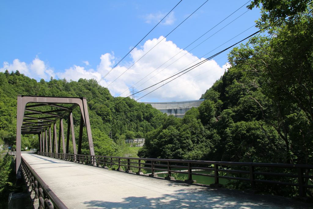 管理用道路から見る矢木沢ダム（2021年7月）