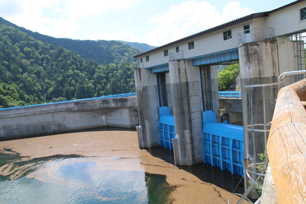 矢木沢ダムの洪水吐（2021年7月）