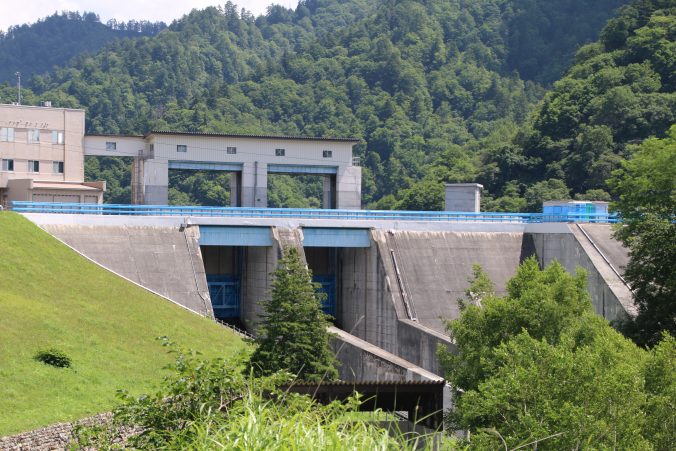 矢木沢ダムの洪水吐ー下流側から（2021年7月）