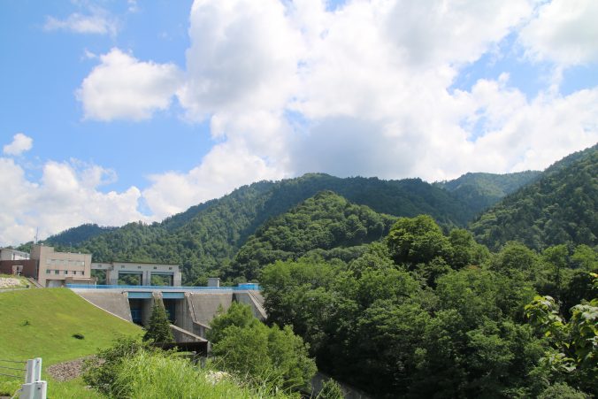 矢木沢ダムの洪水吐とウイングダム（2021年7月）