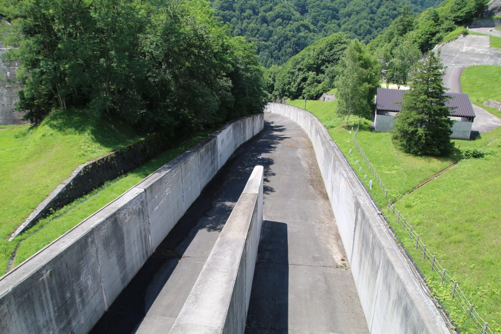 矢木沢ダム洪水吐のバンク（2021年7月）