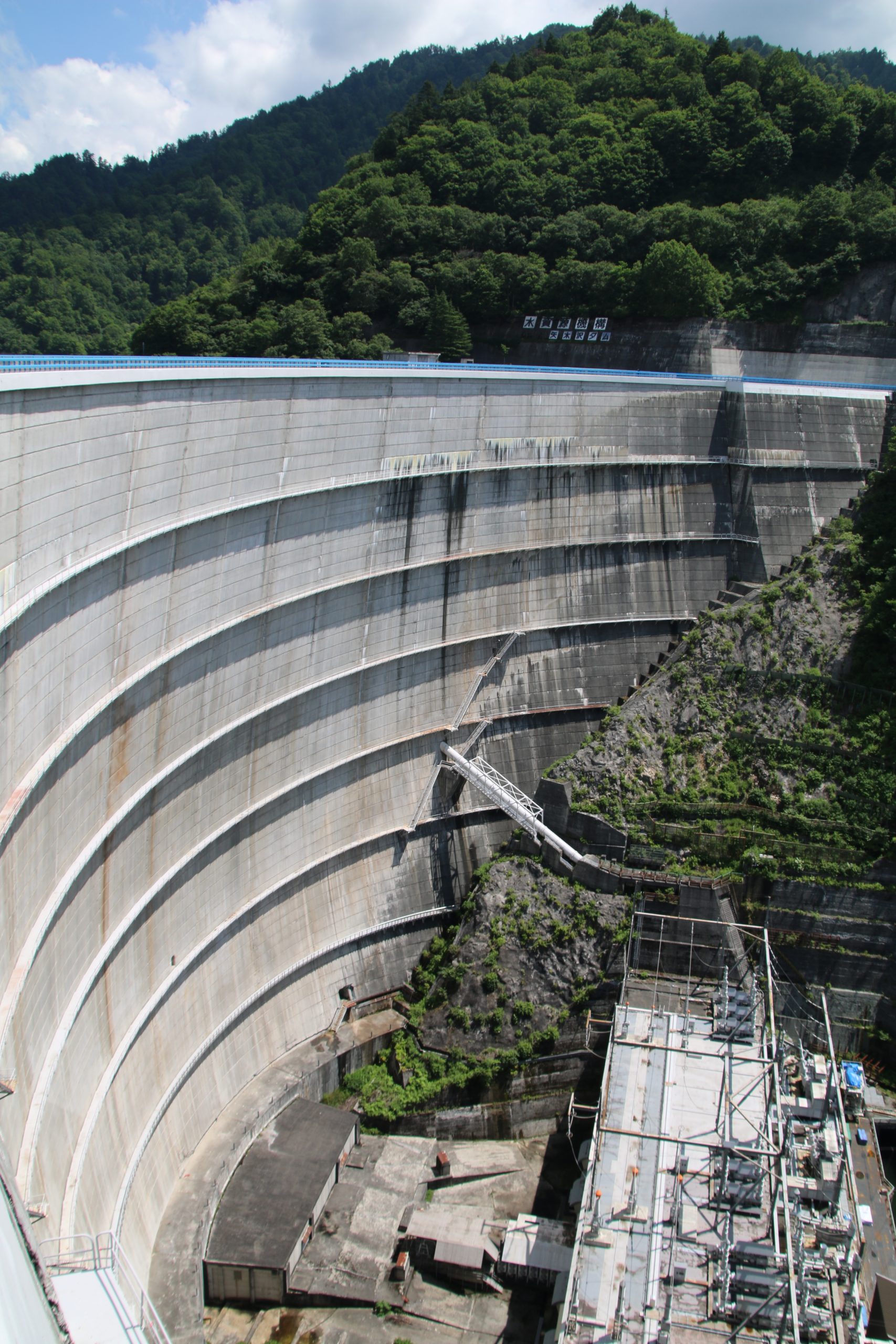右岸から望む矢木沢ダムの堤体（2021年7月）