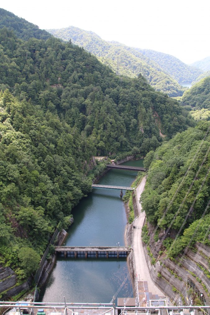 矢木沢ダム天端から下流を望む（2021年7月）