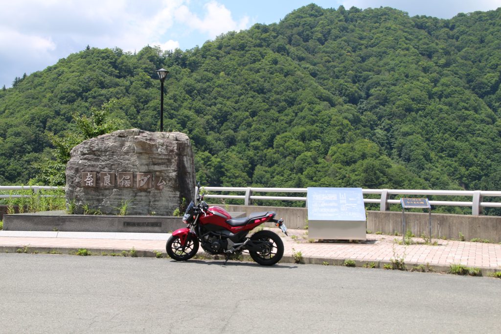NC750Sと奈良俣ダムの碑（2021年7月）