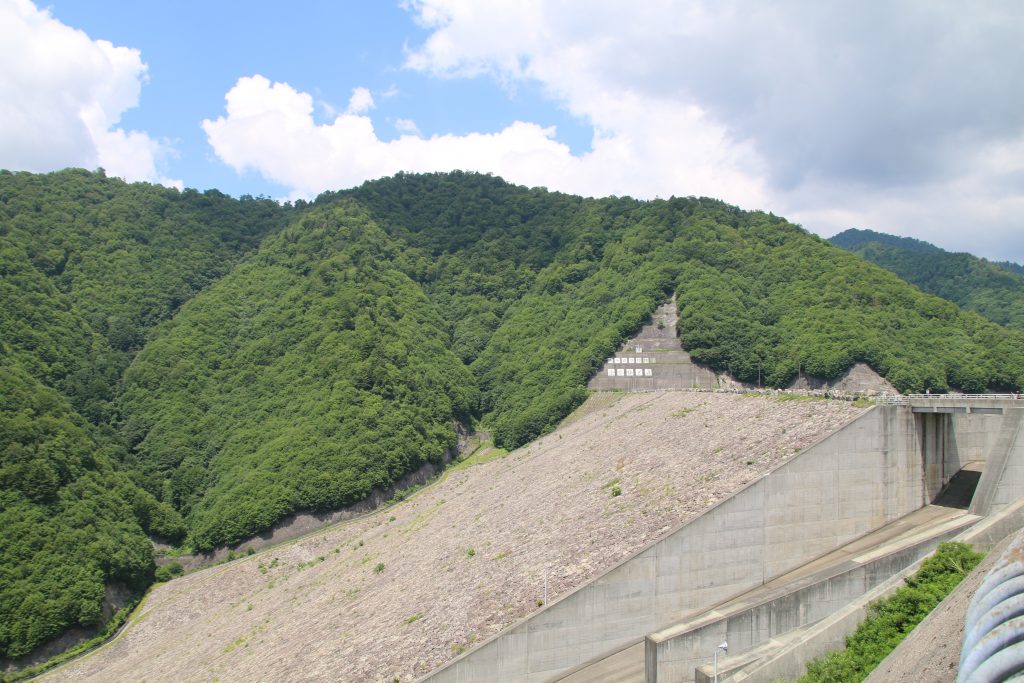 奈良俣ダムの堤体を左岸から望む（2021年7月）