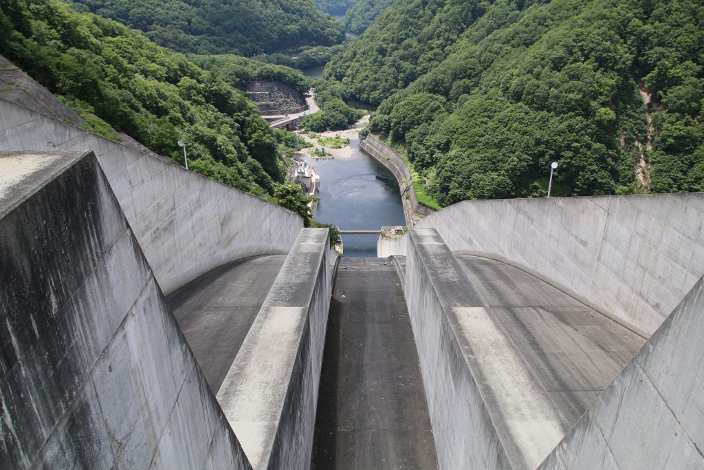 奈良俣ダムの洪水吐（2021年7月）