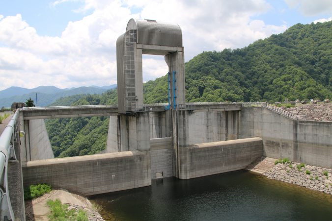奈良俣ダムの洪水吐ゲート（2021年7月）