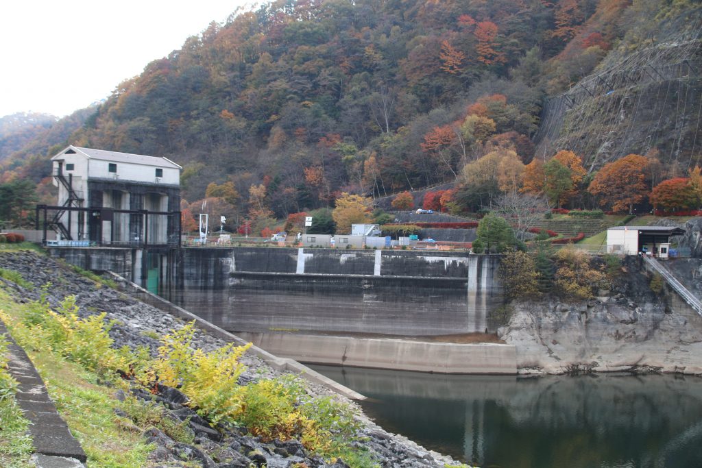 広瀬ダムの自然越流式洪水吐（2021年11月）